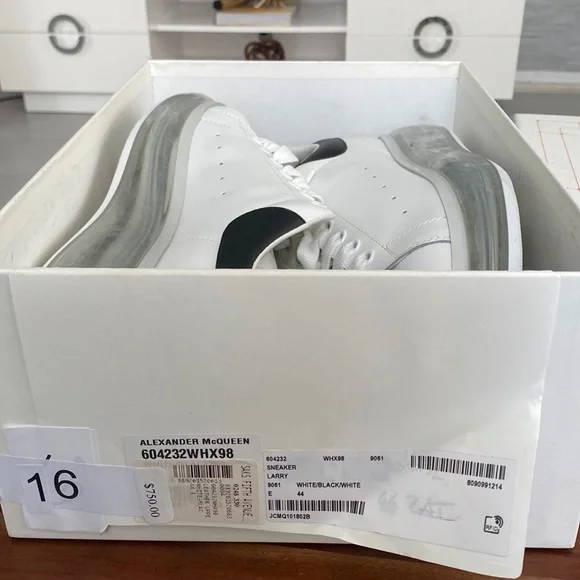 NEW‼️ Alexander McQueen - Picture 9 of 9